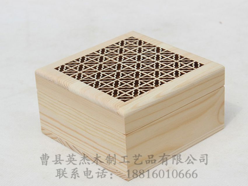 點擊查看詳細信息<br>標題：鏤空雕刻松木盒 閱讀次數(shù)：914